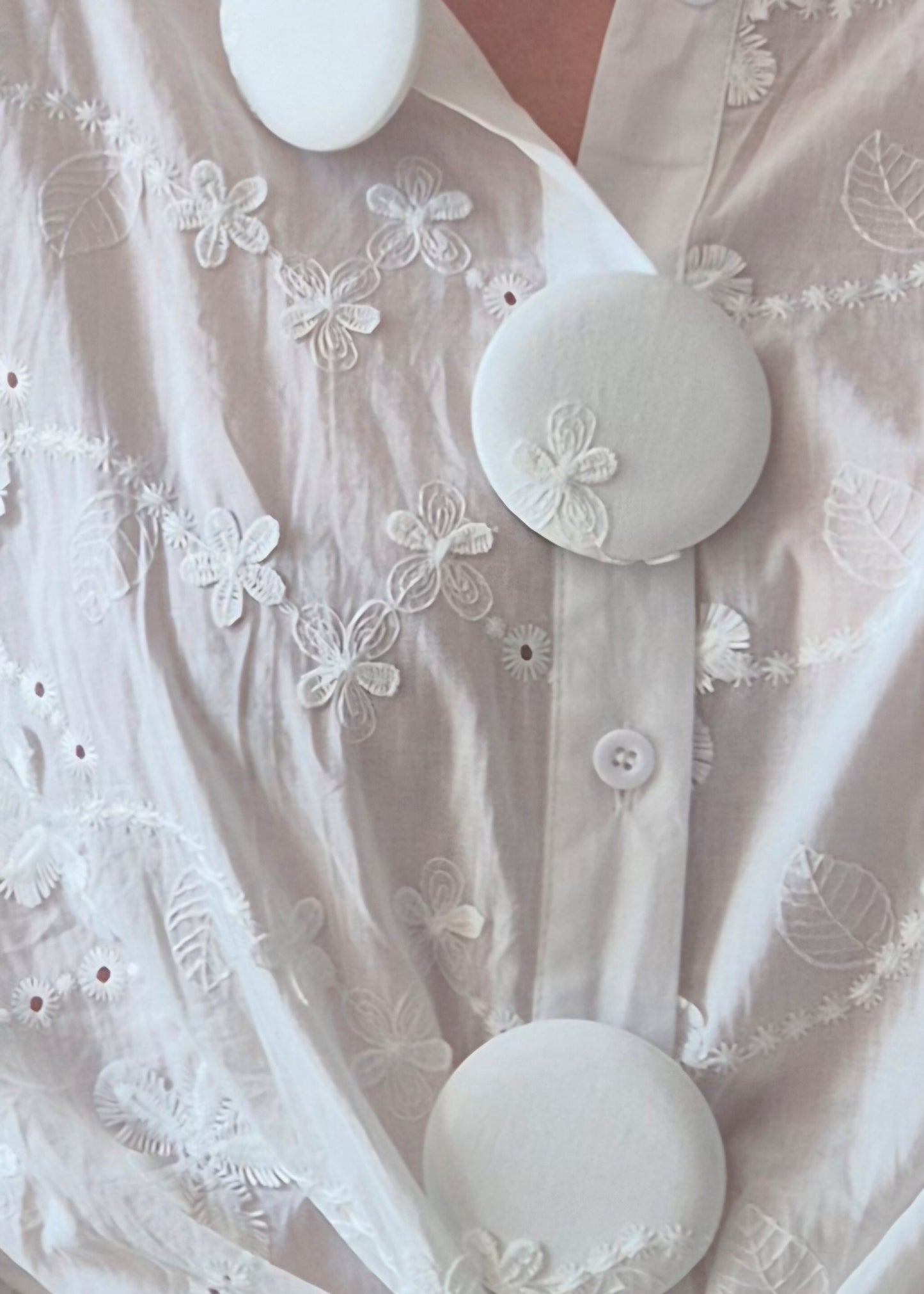 Chemise brodée, bouton XXL