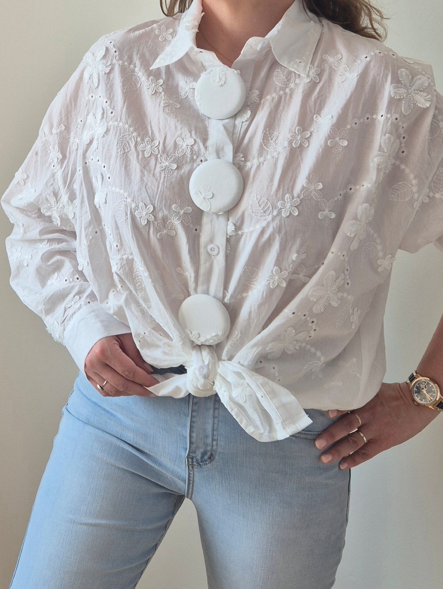 Chemise brodée, bouton XXL